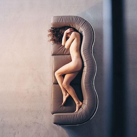 zanotta-onda-curved-modern-sofa-with-metal-frame1.jpg
